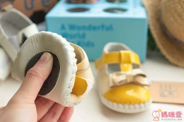 BB系列的真皮學步鞋，鞋底、鞋面都很柔軟，不會影響寶寶足部發育。