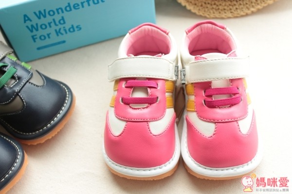 運動鞋款式，搭配桃紅色也鮮豔喔，休閒中又不失可愛喔！