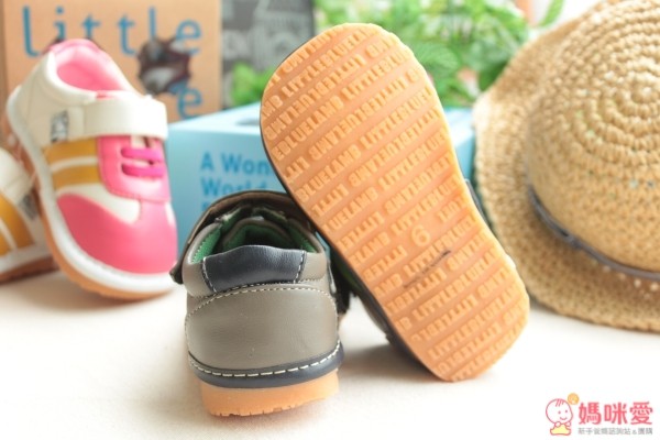 鞋底一樣是防滑的橡膠底，下雨天出門也不怕～
