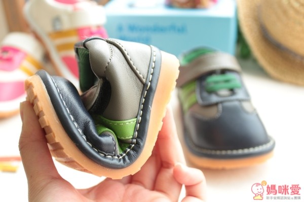 鞋面採用合成皮革，與內裡的豬皮搭配，一樣柔軟度很好，不造成小腳ㄚ的負擔。