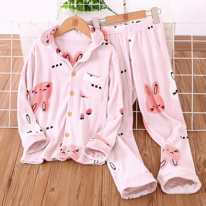 冬季家居服/睡衣，採用親膚柔棉，透氣度佳有彈性好活動，水晶絨的絨面不僅親膚，還可以鎖溫