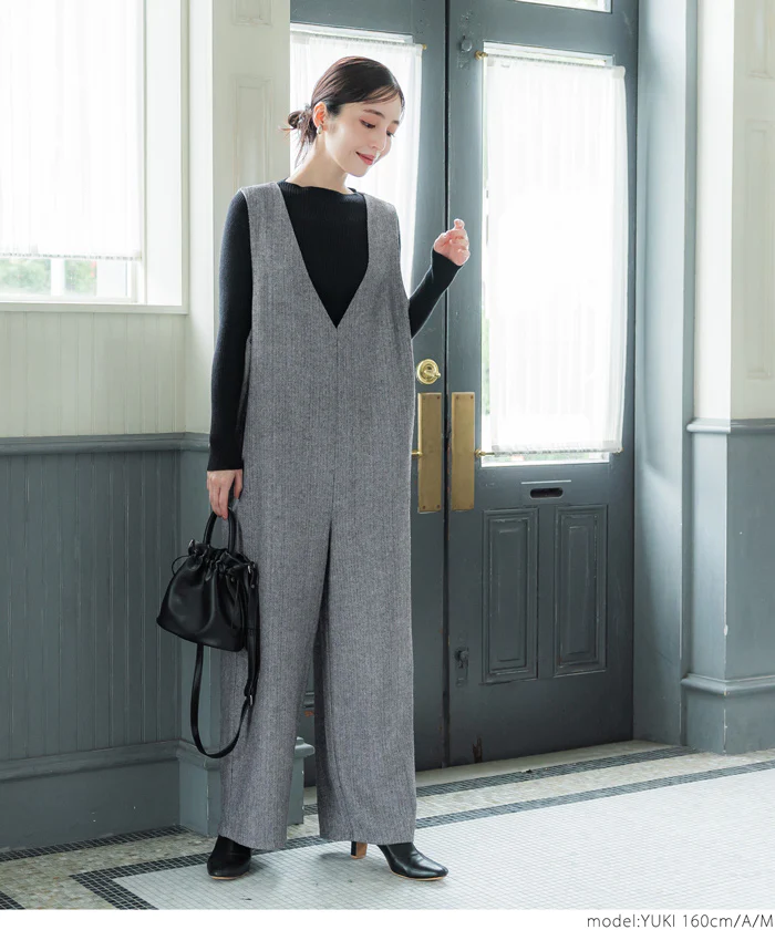 日本 COCA - 工裝率性V領連身吊帶褲-人字紋-淺灰