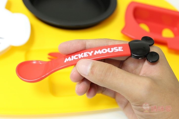 淺淺的米奇湯杓，讓孩子不會一次盛太多塞到口裡唷！