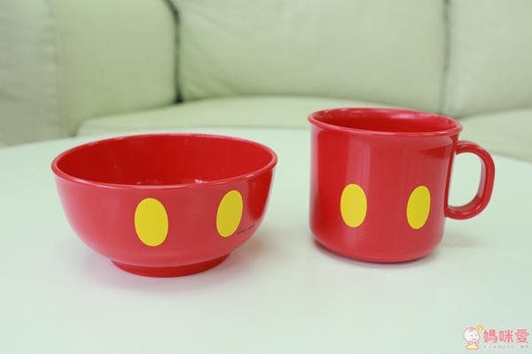 碗和杯子是米奇的褲子造型