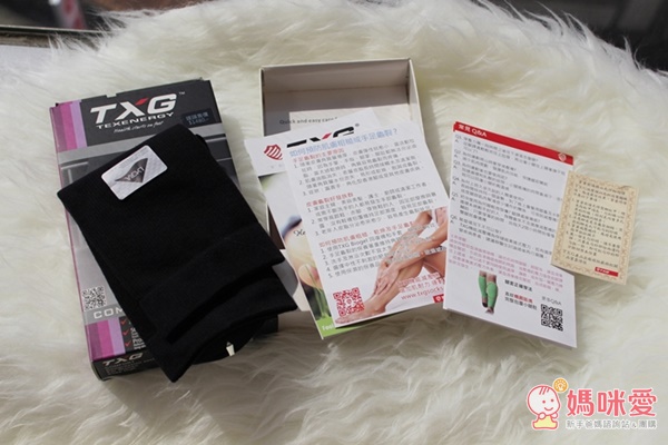 TXG紙盒裡面除了襪子,還有附使用說明書和教導如何預防手腳龜裂等等的小卡。