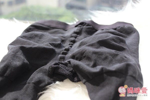 臀部的地方有作立體的剪裁,可以貼合屁股的弧度,穿起來不會過於緊繃。