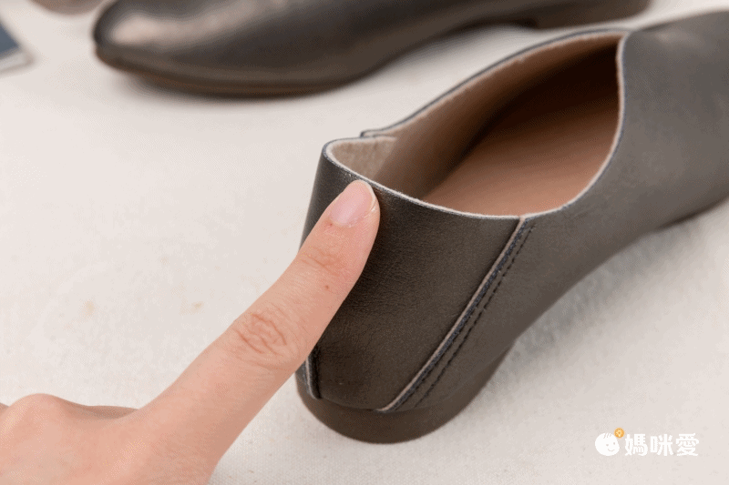 日本女裝代購 - 日本製 柔軟V字腳背美型平底鞋-經典黑