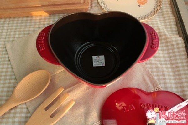 免運【法國Staub】鑄鐵愛心鍋​ ❤ 燜煮、燉烤料理好幫手 