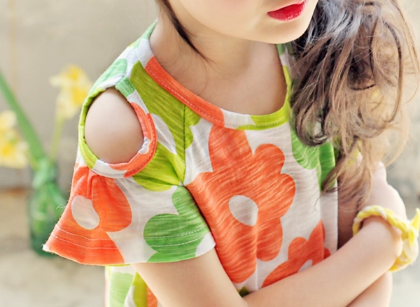 俏麗露肩大花上衣