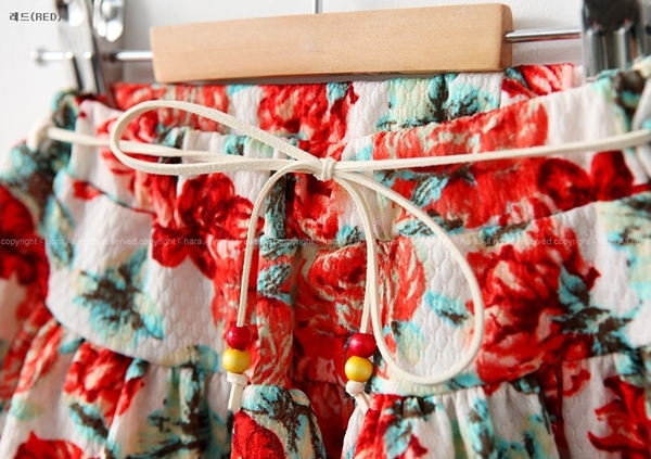 腰部繫上一條黃紅串珠腰帶,好別緻呢!