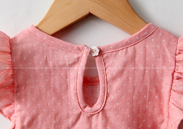 背後花朵形狀的鈕扣,連小小細節也要展現可人兒的氣質