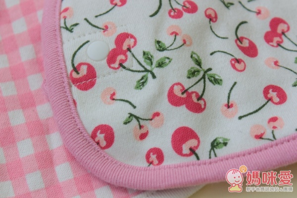 千趣會交叉扣帶長版口水兜二入組 - 粉嫩櫻桃