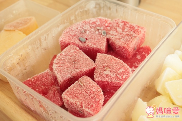 夏天必買的西瓜,總是一大塊吃不完,切一些冷凍來做冰淇淋吧~