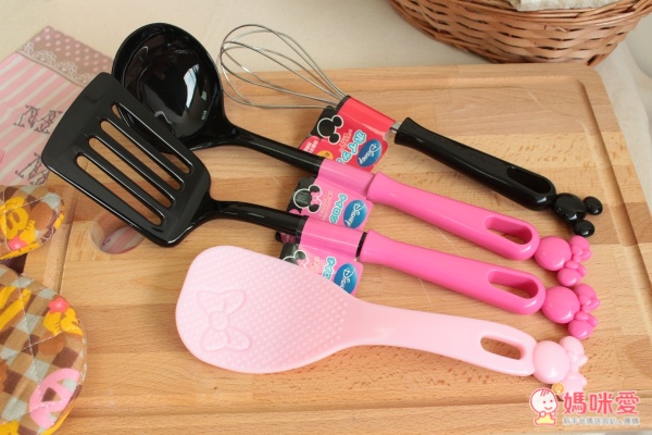 除了打蛋器是米奇款，其他三組都是桃紅色系的米妮喔