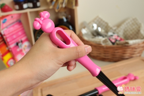 迪士尼餐具每一隻都可以掛在廚房牆面的勾勾唷！