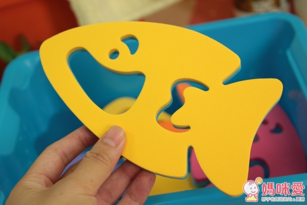 每一款小魚都有挖空，大小及位置都不一樣，每條魚都練習看看吧！