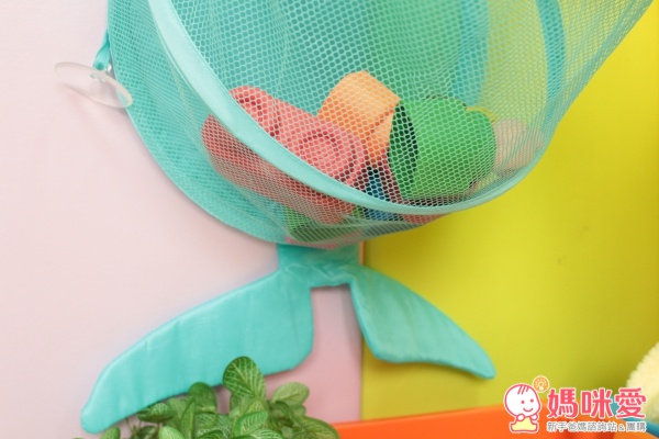 把玩過的玩具清洗過後直接丟進鯨魚肚子就可以了，慢慢等它風乾吧～