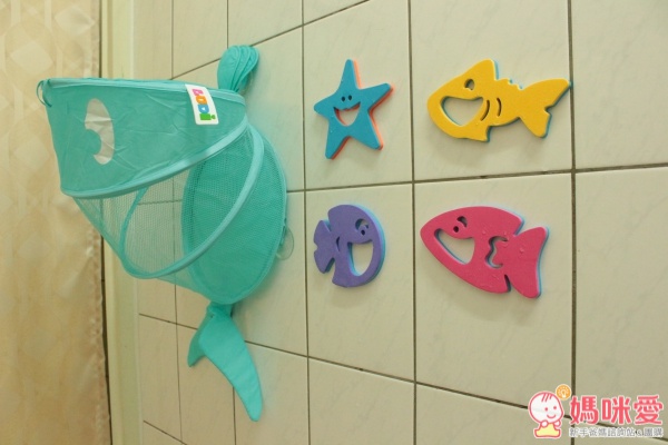 收納袋容量很大，也可以拿來裝媽咪的衛生用品、備用的衛生紙或是毛巾、換洗衣物等等，很方便耶～