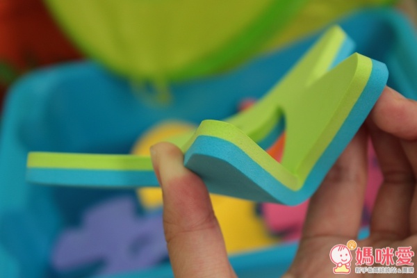 小魚是EVA的泡棉材質，安全無毒，泡到熱水也不用擔心塑化劑，是媽咪可以放心的