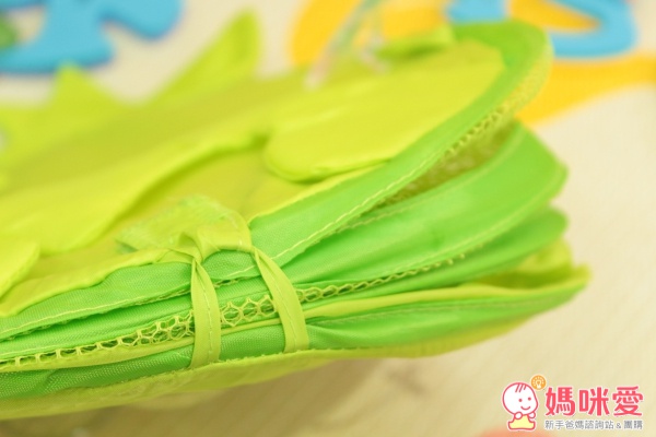 收納的時候，只要將彈簧身體折起來，然後用內附的魔鬼沾黏起來就OK了！