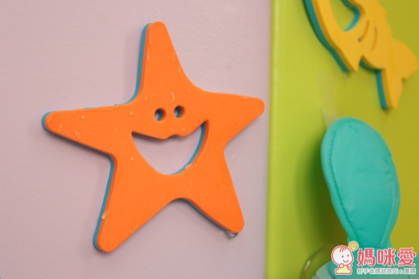 用水將表面沾濕，可以直接黏在牆壁上喔！