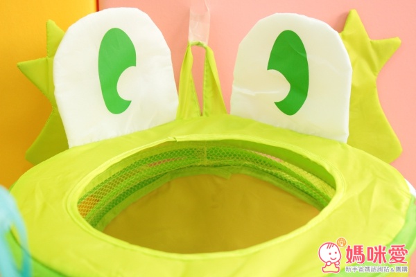 大大的眼睛、張著大大的嘴巴，好可愛的青蛙喔！