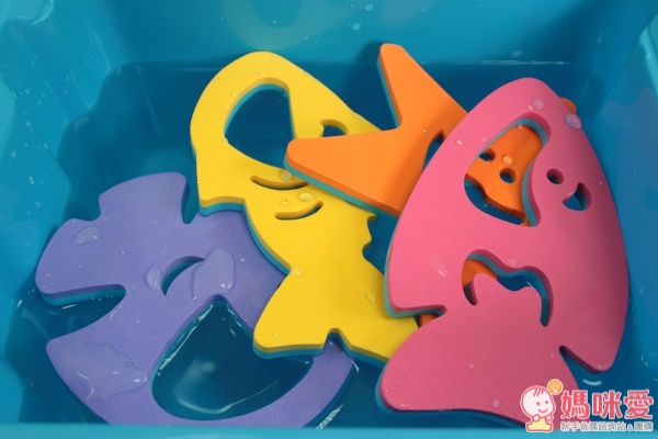 小魚是EVA的泡棉材質，安全無毒，泡到熱水也不用擔心塑化劑，是媽咪可以放心的