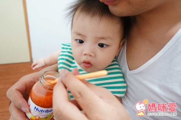 叡叡媽咪把準備好的4個月以上就能吃的貝康寶寶食品拿出來