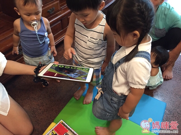 湯瑪士小火車鐵路王國尋找皇冠之旅：互動電影書