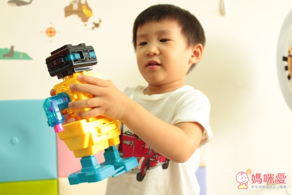 Magformers 磁性建構片的豐富多層次玩法，真的能讓寶貝專心自己玩耶！然後不知不覺就變聰明了~❤