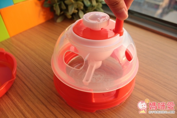 將威斯帕安裝在機器內部，從上方選轉，中間白色的攪拌棒就會跟著轉動囉，還能利用威斯帕的尾巴抹平果凍。