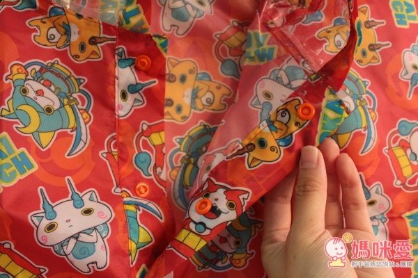 領子有兩顆鈕扣，方便媽咪幫小朋友穿脫。