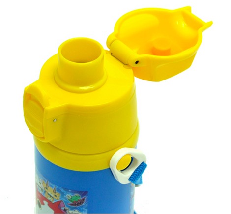 一樣附有背帶及方便飲用水的彈開設計喔。