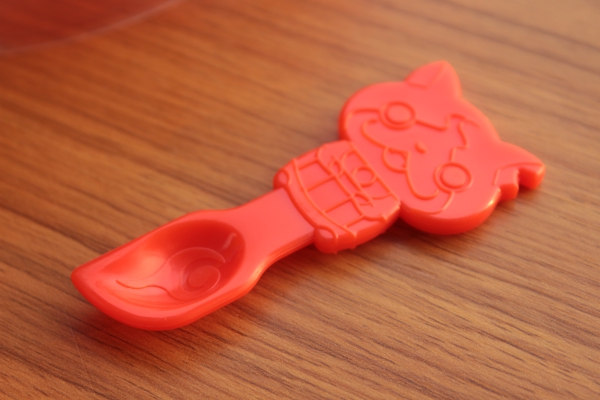 附贈的小湯匙是吉胖喵的圖案，同時也是小刮刀喔！製作過程中就是撫平果凍表面的小幫手。