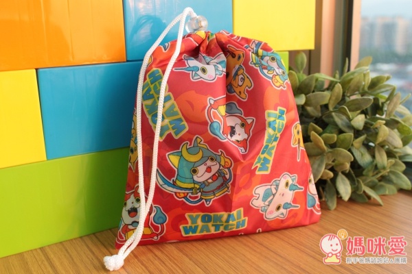 除了當斗篷之外，扣上手部前端的扣子，也能避免風大的時候斗篷亂飛唷～