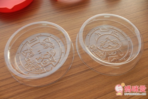 也可以做出結交好朋友的證明「妖怪徽章」喔！共有兩款平面的徽章型模具。