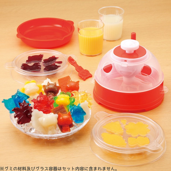 完成的彩色果凍看起來好繽紛，令人食慾大增～