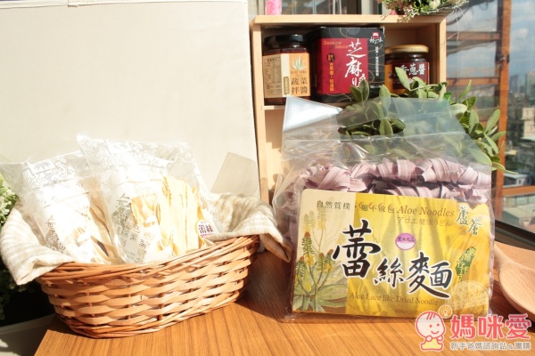 經過天然日曬的蕾絲麵，蘆薈膠Q嫩口感，媽咪也來嚐一嚐吧！簡單上桌的美味料理，吃得到蘆薈達人蘇阿嬤的堅持，霓霓媽也推薦唷♥