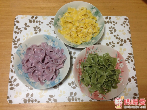 彩色的麵條可以幫助小童促進食慾，媽咪吃一份大約是8分飽，爸爸可能要吃一份半唷！