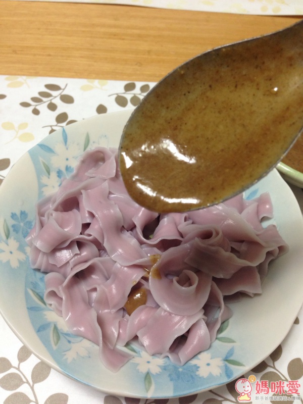 加入芝麻醬拌一拌，好香呀！醬料是這次也有開團的村家味芝麻醬～