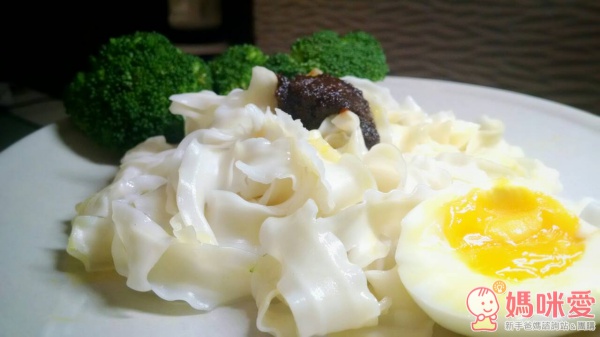 封封爸下班回家都已經很晚了，拿出冰箱裡的雞蛋和花椰菜川燙一下，蘆薈麵宵夜對身體也不會造成負擔喔！