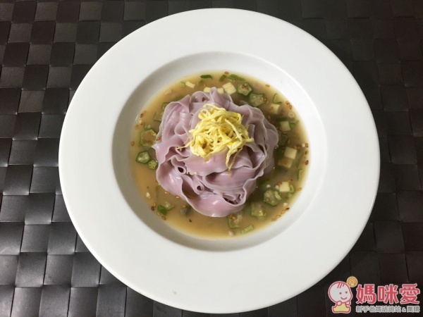 替爸爸製作愛心料理，日式味增秋葵冷麵上菜！