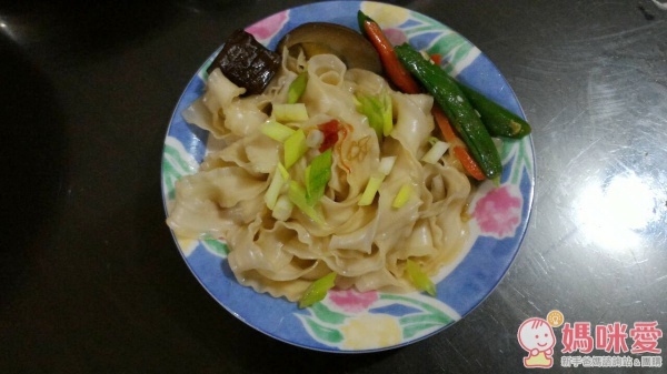 搭配一點家常小菜和滷蛋，立刻變成乾拌麵