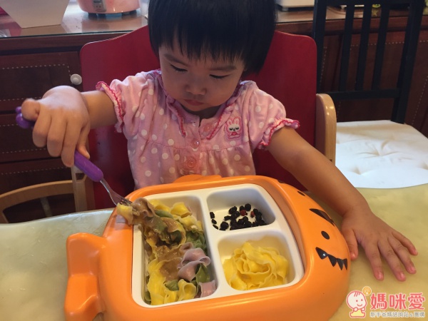 也可以當作霓霓下午肚子餓的小點心，方便麵拌醬就OK！